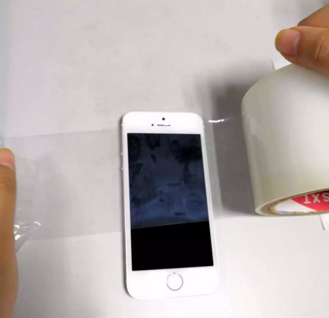 苹果维修网教你自己给苹果手机贴膜