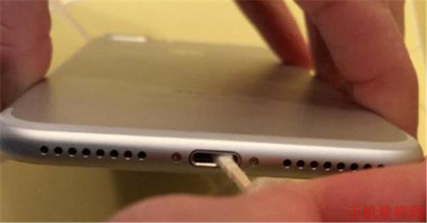 海口苹果维修点分享iPhone充电口清理灰尘的方法！